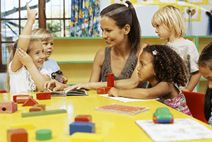 Escuela Infantil Anjos maestra con niños